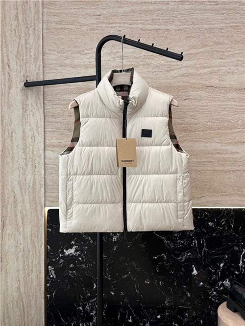 버버리 양면 패딩 조끼 B95209 2025/신상